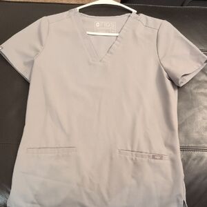 Figs Women's Cement Gray Three Pocket Scrub Top 🩶